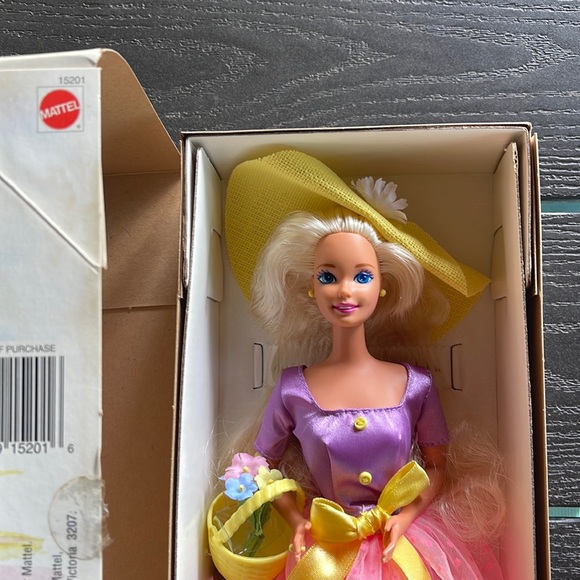 - ✨ Vintage NRFB Spring Blossom Barbie ~ Avon exclusive - Picture 2 of 10